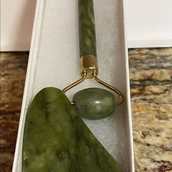 ROLLER AND GUA SHA SCRAPER TOOL - Picture 3 of 14